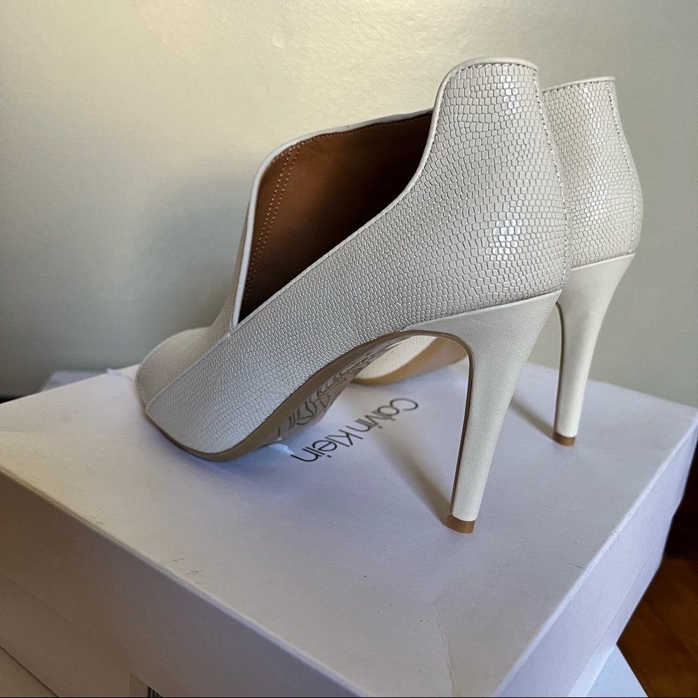 NWT Calvin Klein Nastassia Peep Toe Pump In Soft White Leather - Picture 5 of 16